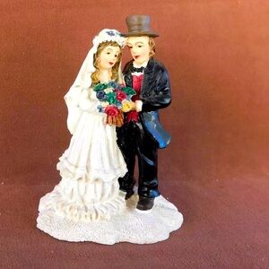 Vintage 4" Bride & Groom Mervyn's Village Square Figurine 1997